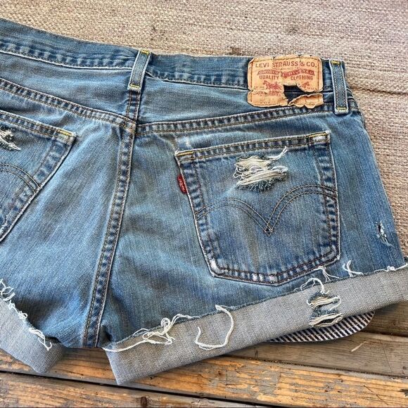 Levi’s distressed jean shorts size 14 - Picture 7 of 9